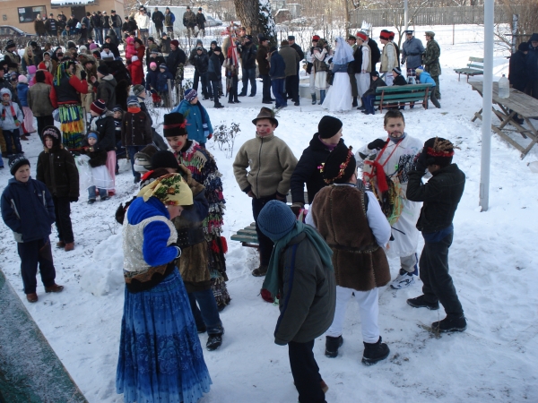 Obiceiuri de anul nou în parc, la Viișoara